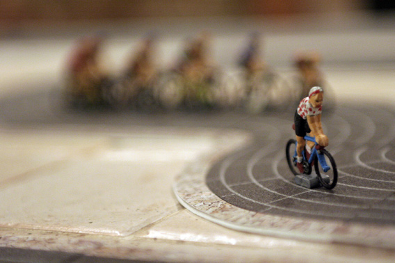 Cycliste miniature négociant un virage de la piste